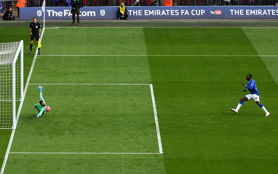 Lần gần nhất De Gea chặn được cú đá 11m là trận bán kết FA Cup năm 2016, khi Romelu Lukaku còn đá cho Everton. Ảnh: FA