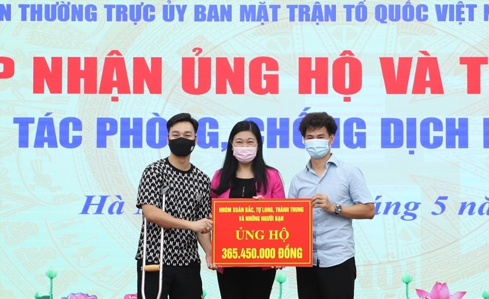 Chủ tịch Ủy ban MTTQ Việt Nam TP Hà Nội Nguyễn Lan Hương tiếp nhận ủng hộ của các nghệ sỹ