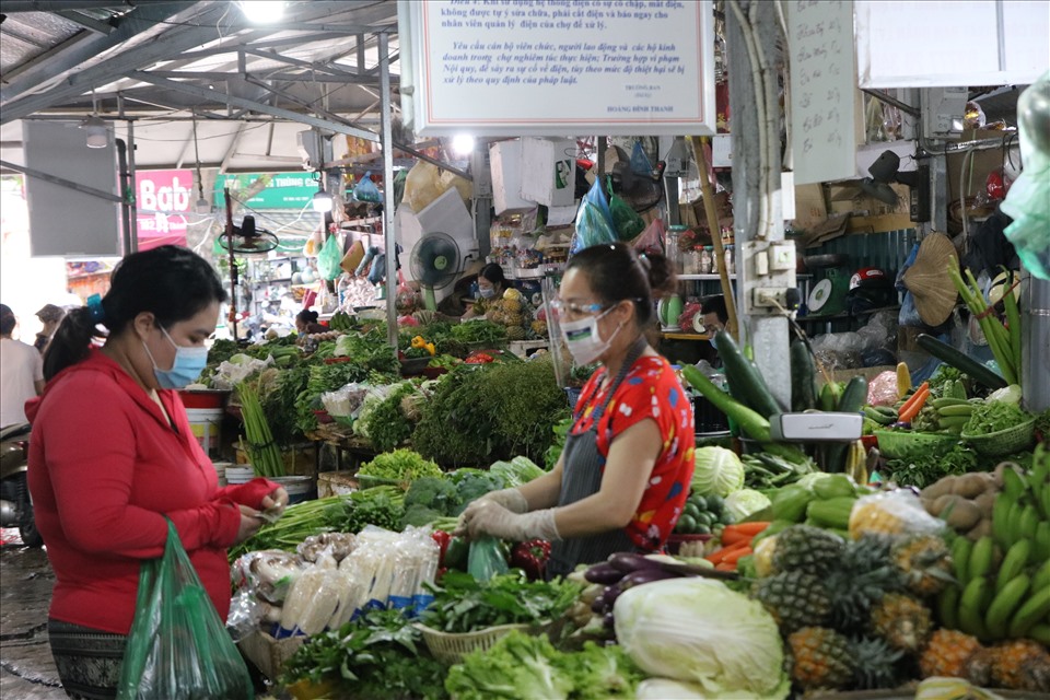 Người dân trong chợ đều chấp hành nghiêm túc quy định về phòng chống dịch bệnh.