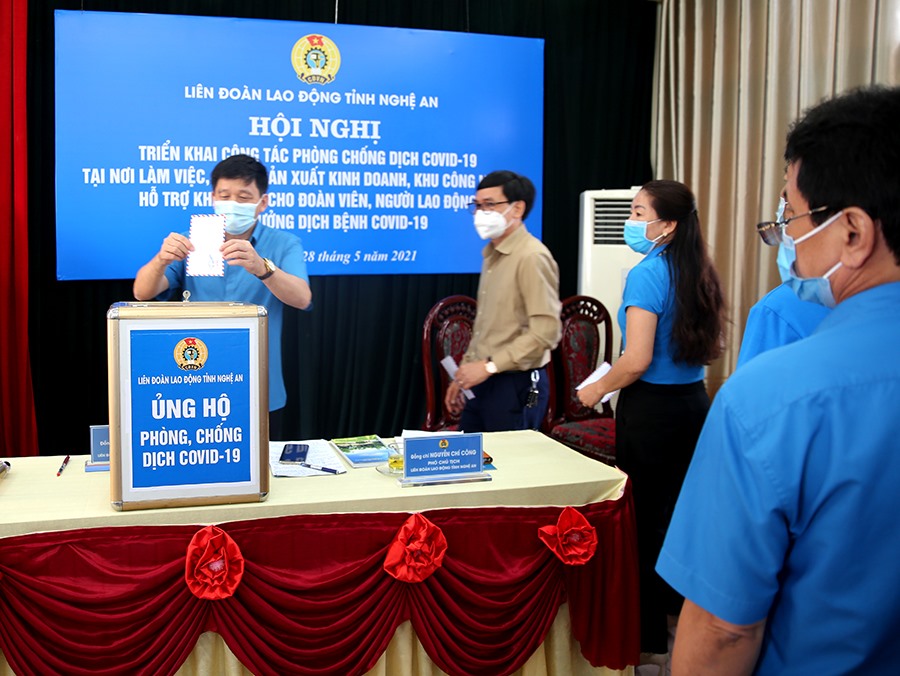 Cán bộ chuyên viên LĐLĐ tỉnh Nghệ An quyên góp ủng hộ Quỹ phòng chống COVID-19. Ảnh: Trần Vân