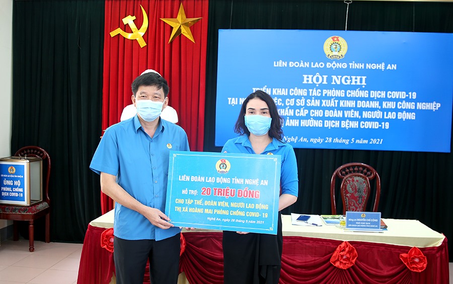 Đồng chí Kha Văn Tám - Chủ tịch LĐLĐ tỉnh tặng trao hỗ trợ phòng, chống COVID-19 cho thị xã Hoàng Mai. Ảnh: Trần Vân