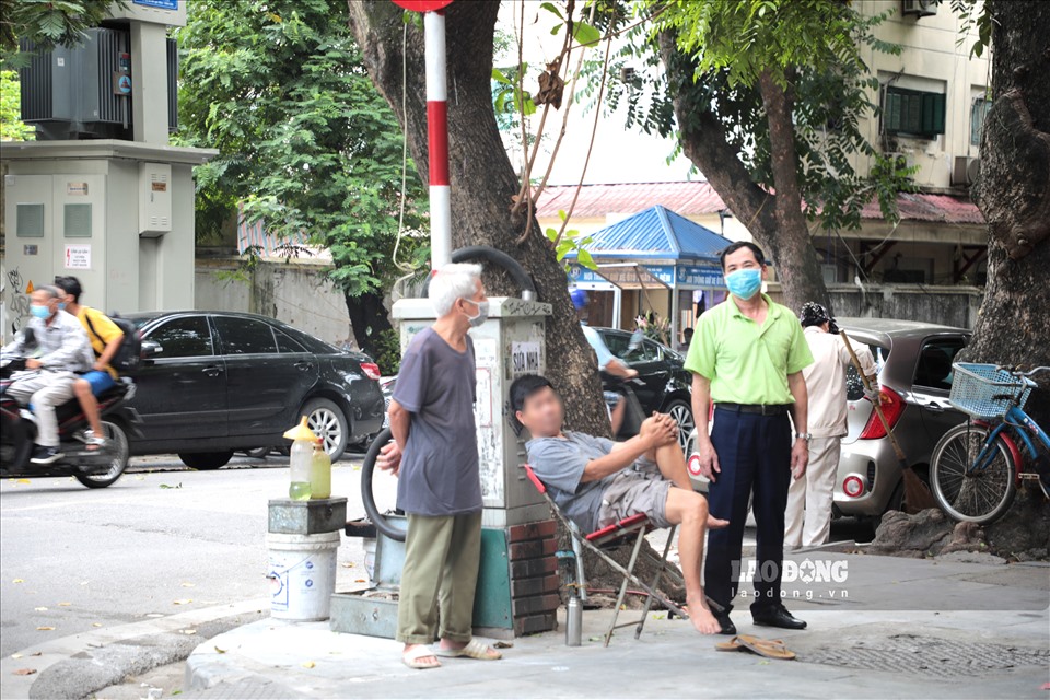 Trên tuyến phố Nguyễn Thái Học, nhiều người vô tư không đeo khẩu trang, hút thuốc trên vỉa hè, nơi có nhiều người qua lại.