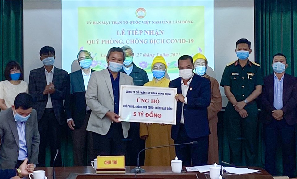 Cũng trong sáng ngày 27.5, Tập đoàn Hưng Thịnh đã trao tặng 5 tỉ đồng cho Quỹ phòng, chống COVID-19 tỉnh Lâm Đồng.