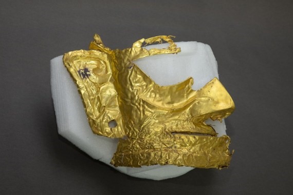 Mặt nạ vàng được khai quật từ di chỉ khảo cổ Tam Tinh Đôi ở Tứ Xuyên, Trung Quốc. Ảnh: Tân Hoa Xã