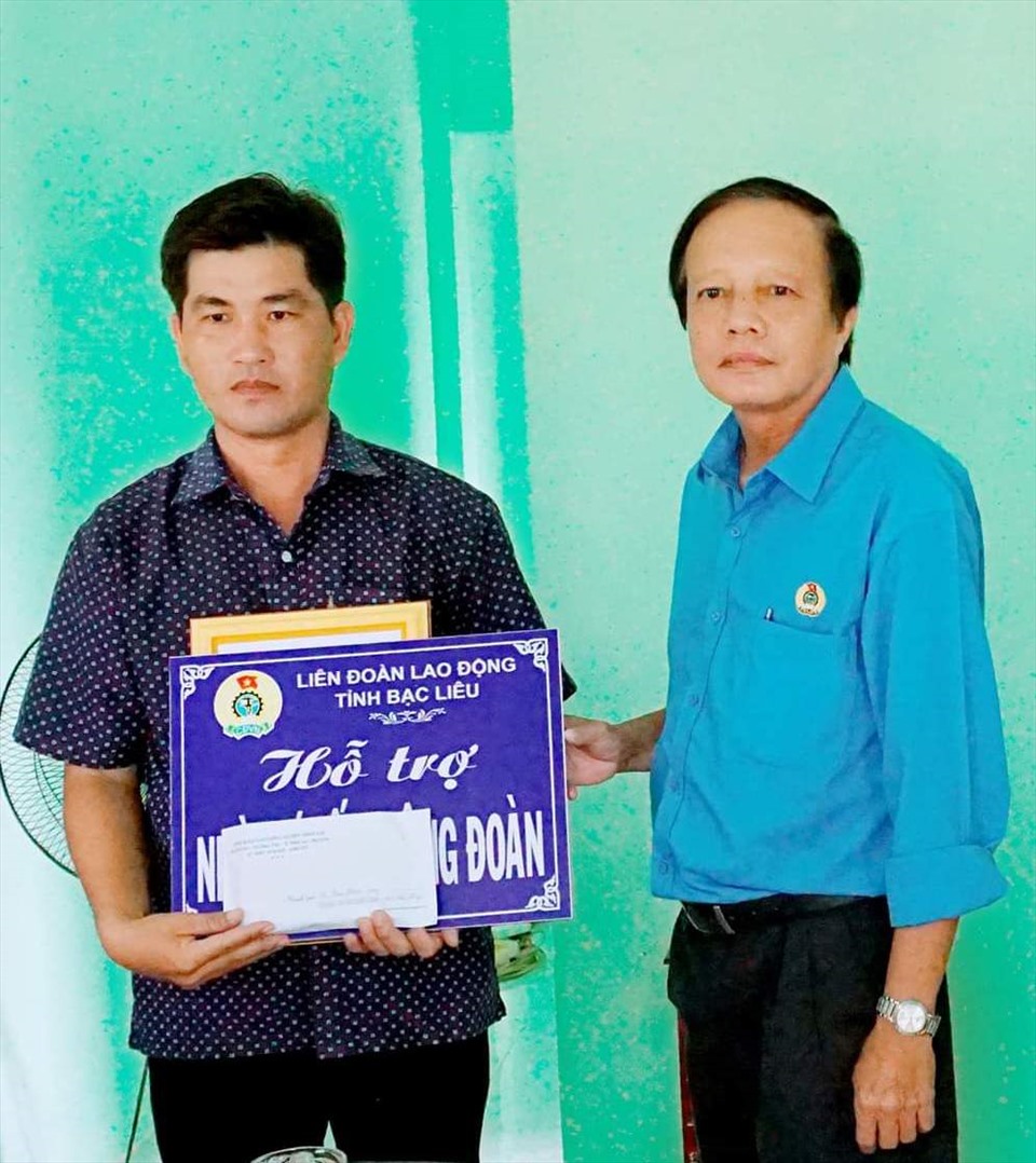 Chủ tịch LĐLĐ tỉnh Bạc Liêu Nguyễn Văn Khanh trao Quyết định tặng nhà MACĐ cho đoàn viên công đoàn. Ảnh: Lộc Tới