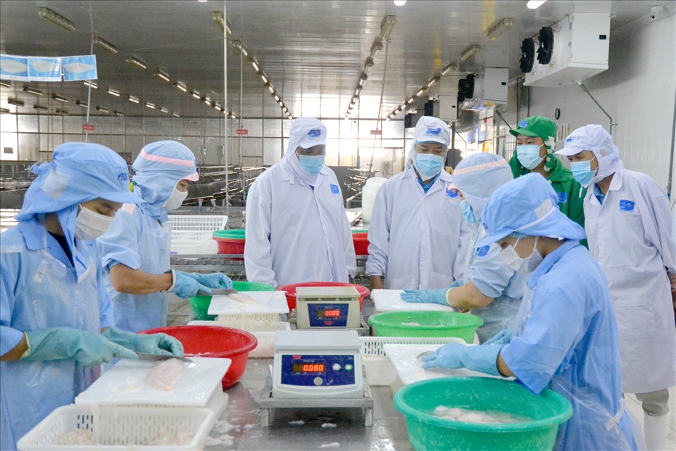Đoàn công tác LĐLĐ tỉnh An Giang thăm hỏi người lao động đang làm việc tại nhà máy. Ảnh: LT