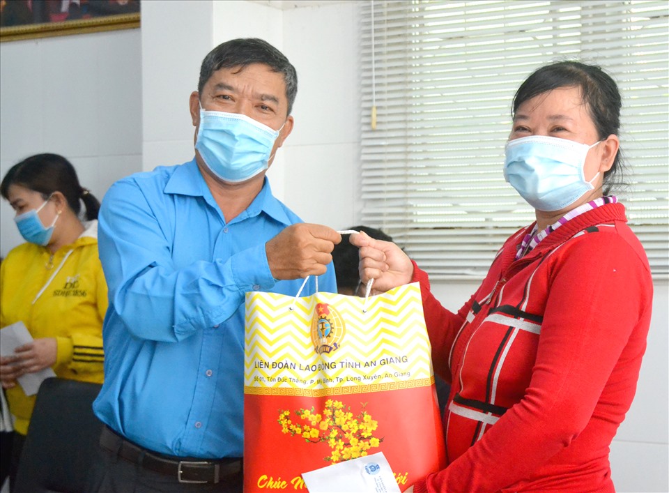 Phó Chủ tịch LĐLĐ tỉnh An Giang Nguyễn Hữu Giang tặng quà cho người lao động bị ảnh hưởng COVID-19, đang làm việc tại Công ty TNHH MTV Xuất nhập khẩu Đông Á. Ảnh: LT