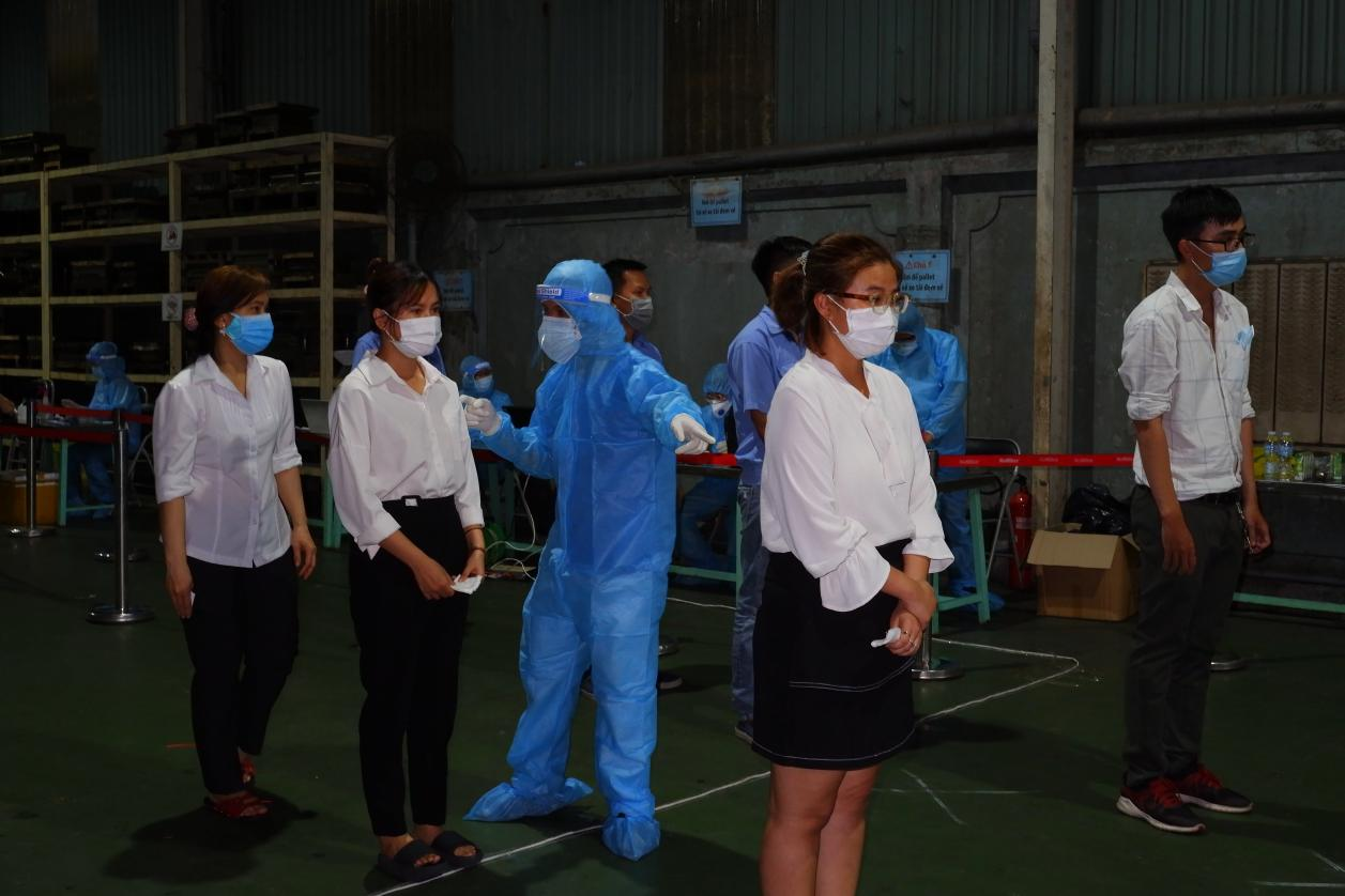 Theo HCDC, 3 trường hợp nhiễm SARS-CoV-2 đã đến khám tại Bệnh viện quận Tân Phú và được phát hiện tại đây. 3 ca nhiễm này cùng 1 gia đình gồm ba mẹ và con gái, cư trú tại phường Tây Thạnh, quận Tân Phú. Qua điều tra sơ bộ, truy vết được người mẹ có đi làm tại căn tin phát đồ ăn ở một công ty thuộc Khu công nghiệp Tân Bình vào thời gian từ ngày 16.5 dến ngày 26.5.