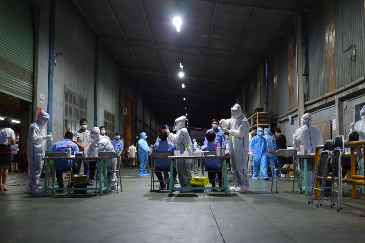 Theo đó, từ 17h 28.5, lực lượng chức năng đã tiến hành phong tỏa, cách ly y tế một công ty thuộc Khu công nghiệp Tân Bình (quận Tân Phú). Lực lượng chức năng nhanh chóng truy vết và lấy mẫu xét nghiệm xuyên đêm.