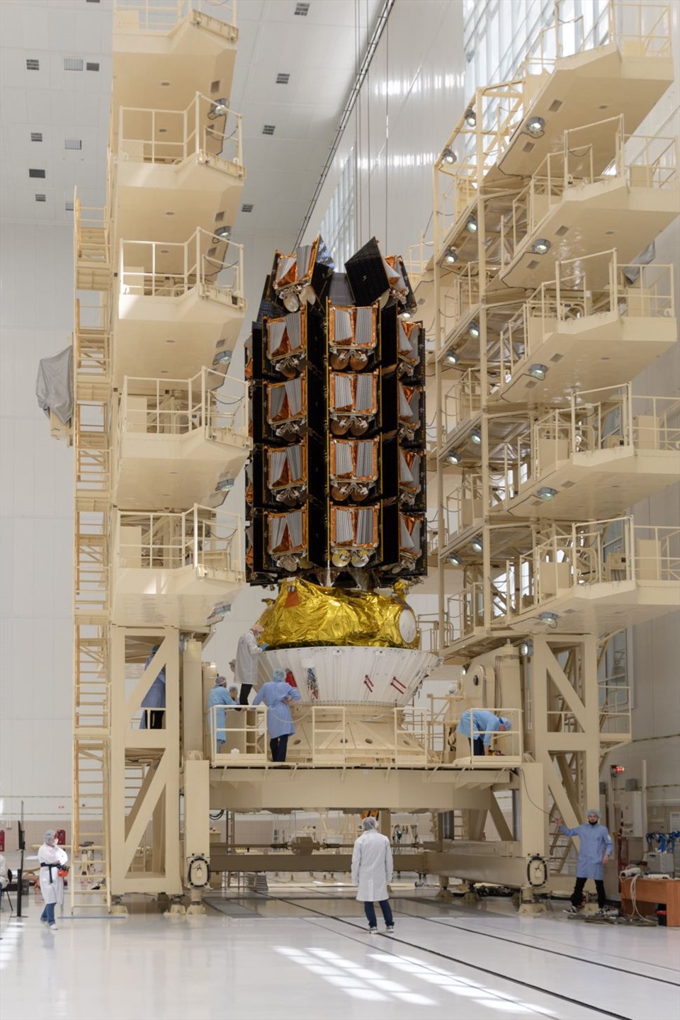 Lô 36 vệ tinh Internet OneWeb trong cấu hình phóng trước khi được phóng đi hôm 28.5. Ảnh: Arianespace
