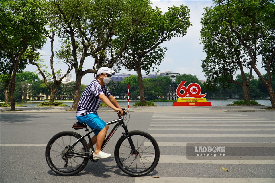 Chỉ có một số ít người dân ra ngoài đạp xe, đi bộ thể dục. Đa số, người dân đã có ý thức hơn khi đeo khẩu trang ra những nơi công cộng tại thủ đô Hà Nội.