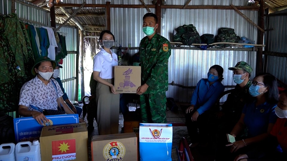 Đại diện Quỹ Tấm lòng Vàng Báo Lao động trao tặng phần quà từ nhà tài trợ Nestlé cho cán bố, chiến sĩ tại chốt phòng dịch. Ảnh Tạ Quang