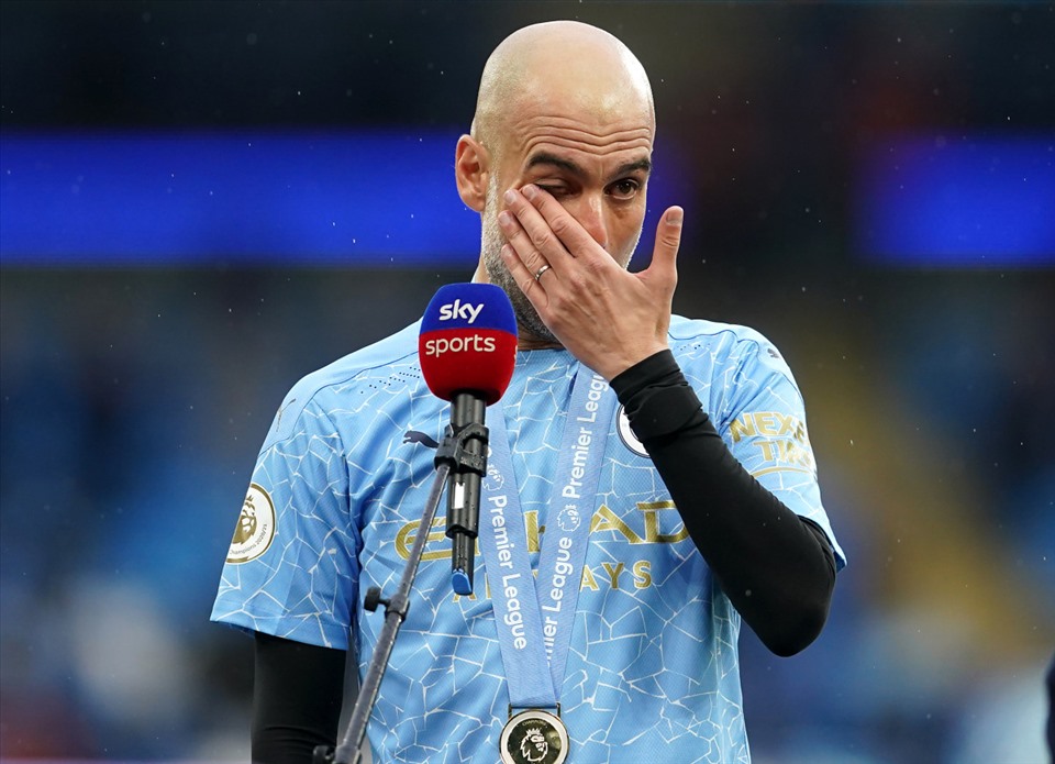 Giọt nước mắt hạnh phúc của Pep Guardiola. Ảnh: AFP.