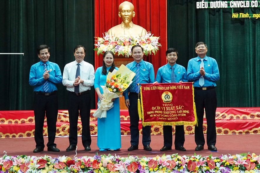 LĐLĐ tỉnh Hà Tĩnh vinh dự được nhận Cờ thi đua xuất sắc của Tổng LĐLĐ Việt Nam. Ảnh: TT.