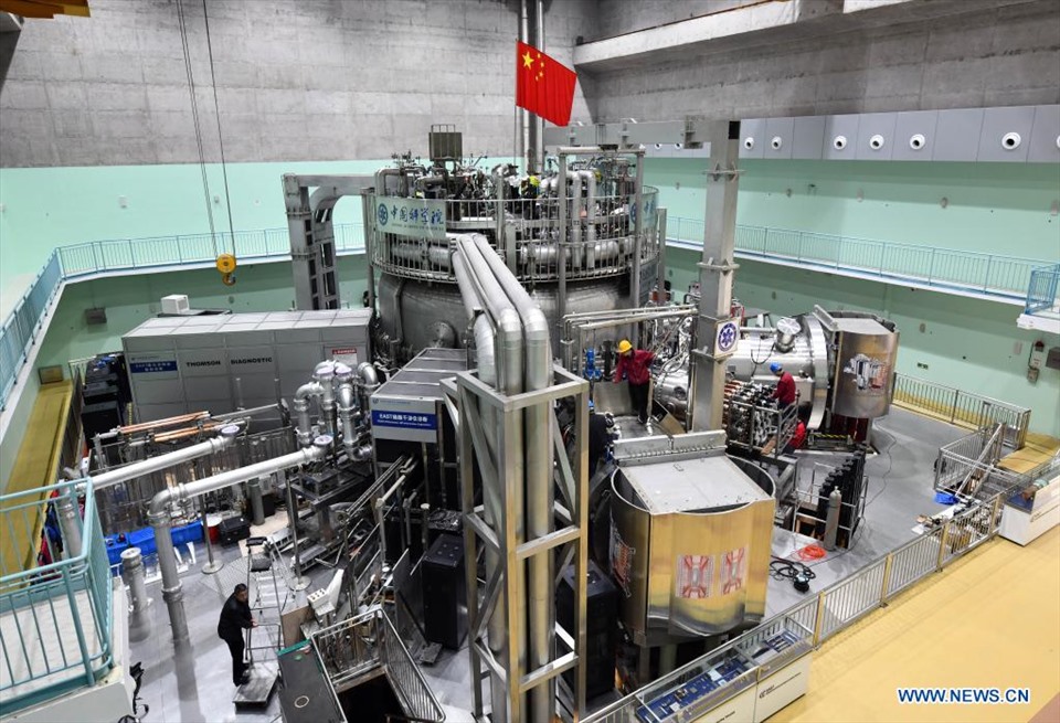 “Mặt trời nhân tạo” EAST của Trung Quốc lập kỷ lục thế giới mới khi đạt được nhiệt độ plasma 120 triệu độ C trong thời gian 101 giây trong thí nghiệm mới nhất ngày 28.5, bước quan trọng trong quá trình thử nghiệm chạy lò phản ứng nhiệt hạch. Ảnh: Tân Hoa Xã