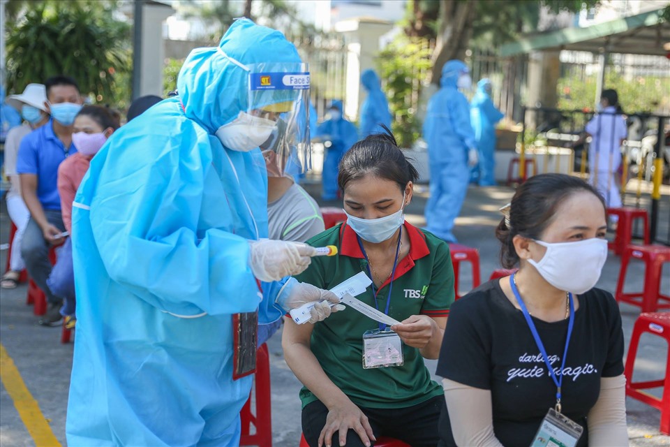 Việc ngành y tế Đà Nẵng tiếp tục lấy mẫu bệnh phẩm xét nghiệm cho hàng nghìn công nhân ở các KCN nhằm phát hiện và chặn đứng sự lây lan của dịch COVID-19.