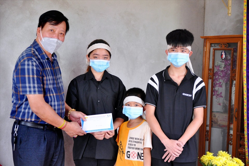 Anh Phan Viết Thao hỗ trợ cho các cháu số tiền 10 triệu đồng.