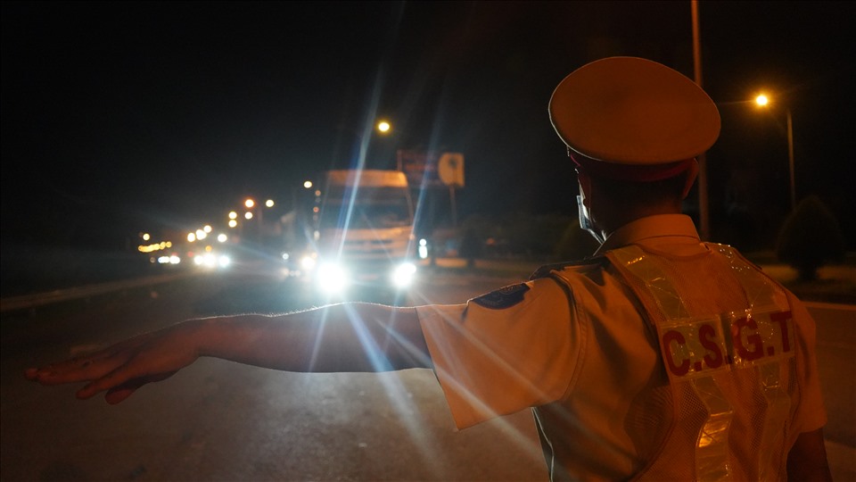 Cảnh sát giao thông tiến hành dừng xe và kiểm tra phương tiện khi đi qua chốt kiểm dịch.