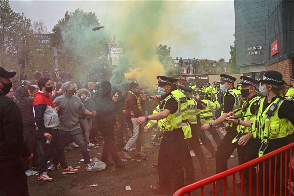 Cuộc biểu tình của fan Man United ở trong và ngoài sân Old Trafford, thậm chí dẫn đến đụng độ với cảnh sát. Ảnh: M.E.N