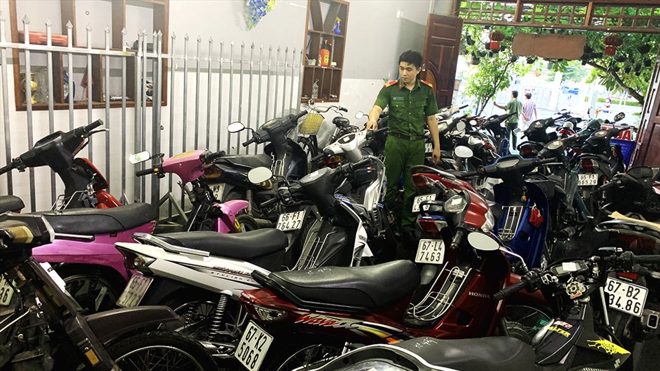 Công an tỉnh An Giang phát hiện hàng trăm xe thiếu giấy tờ hợp lệ tại các tiệm cầm đồ. Ảnh: Vũ Tiến