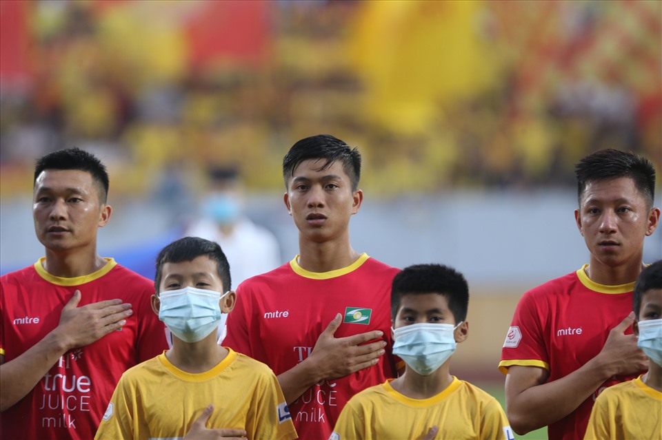 Các cầu thủ Sông Lam Nghệ An tự động viên nhau sau chuỗi trận thất vọng vừa qua. Ảnh: VPF