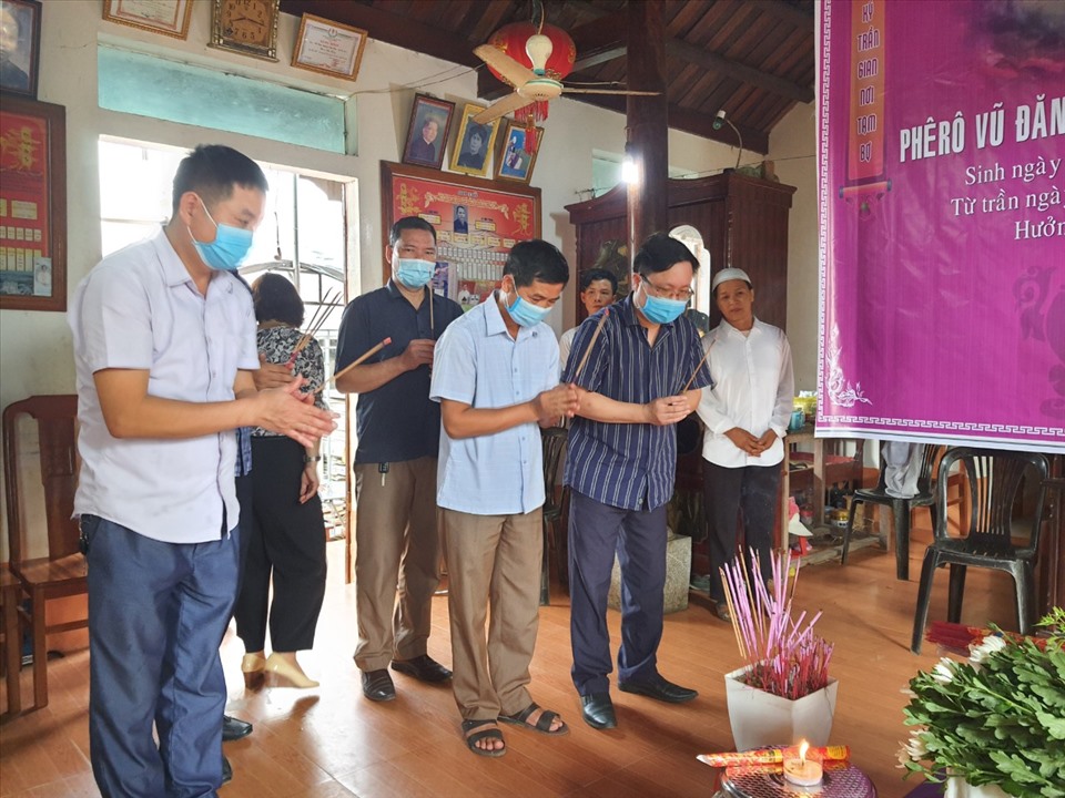 Các tổ chức đoàn thể và địa phương thắp hương chia buồn trước linh cữu sinh viên Nguyễn Văn Nhã. Ảnh: Đức Thi