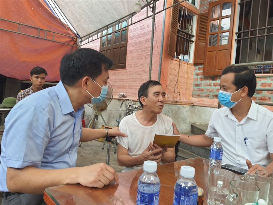 Lãnh đạo huyện Quỳnh Lưu chia buồn cùng bố sinh viên Nhã và tặng sổ tiết kiệm cho gia đình. Ảnh: Đức Thi