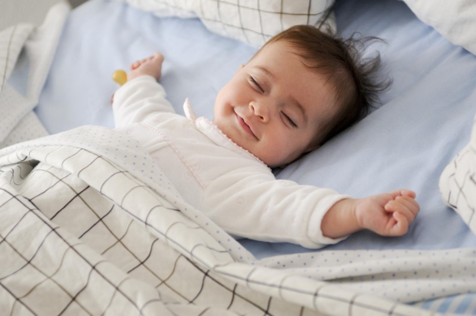 Hãy tạo thói quen cho trẻ ngủ sớm vào buổi tối sẽ giúp trẻ vượt qua “Tuần khủng hoảng“. Ảnh: Xinhua
