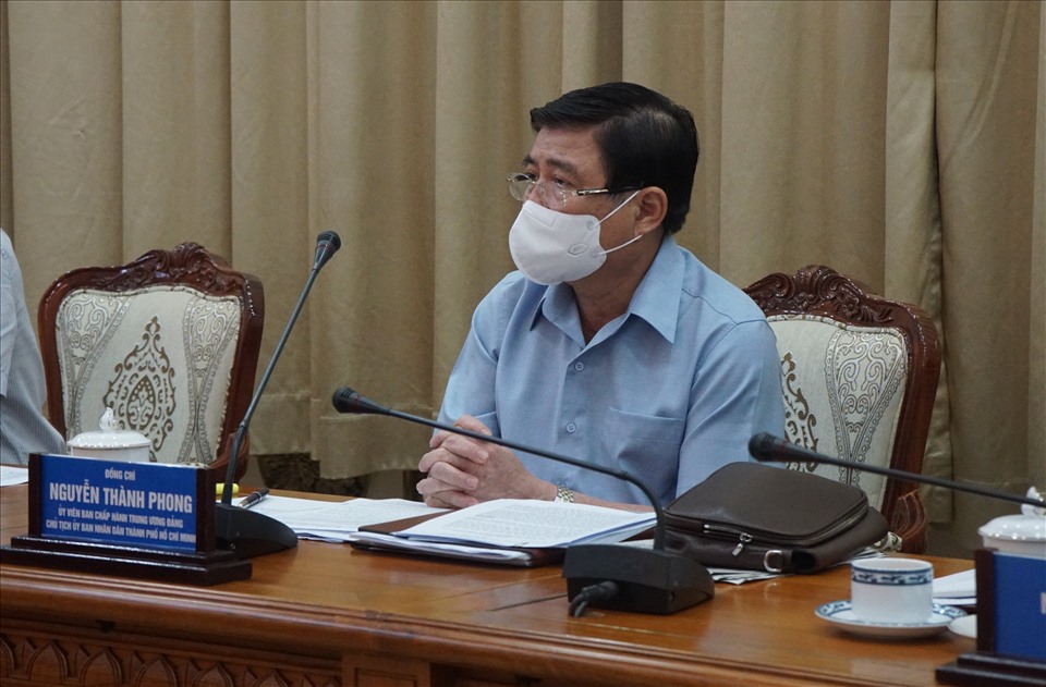 Chủ tịch UBND TPHCM Nguyễn Thành Phong phát biểu chỉ đạo tại cuộc họp.  Ảnh: Thanh Chân