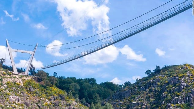 Với độ cao 516 mét (1.692 feet), Arouca 516 của Bồ Đào Nha là cây cầu treo dành cho người đi bộ dài nhất thế giới. Ảnh: CNN