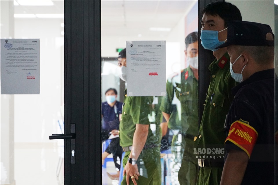 Giới chức quận Nam Từ Liêm tiến hành lấy lời khai các cá nhân liên quan đến vụ 46 người Trung Quốc nhập cảnh trái phép. Ảnh: TG
