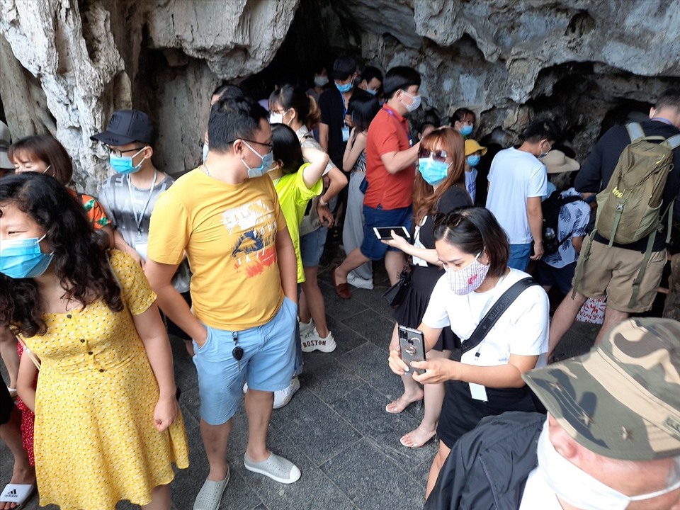 Du khách tham quan hang động vịnh Hạ Long dịp 30.4-1.5. Ảnh: Nguyễn Hùng