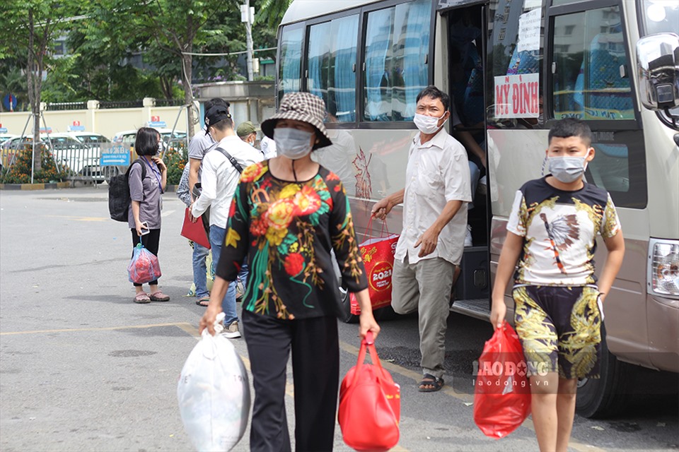 Hôm nay (3.5), sau những ngày nghỉ lễ dịp 30.4-1.5 năm nay, người dân khắp nơi trở về Hà Nội. Từ sáng 3.5, lượng khách tại các bến xe bắt đầu tăng dần lên.