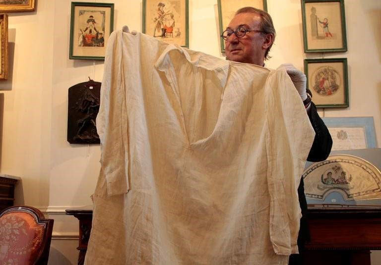 Chiếc áo của Napoleon được mang ra đấu giá nhân 200 năm ngày mất của Hoàng đế Pháp. Ảnh: Nhà đấu giá Osenat