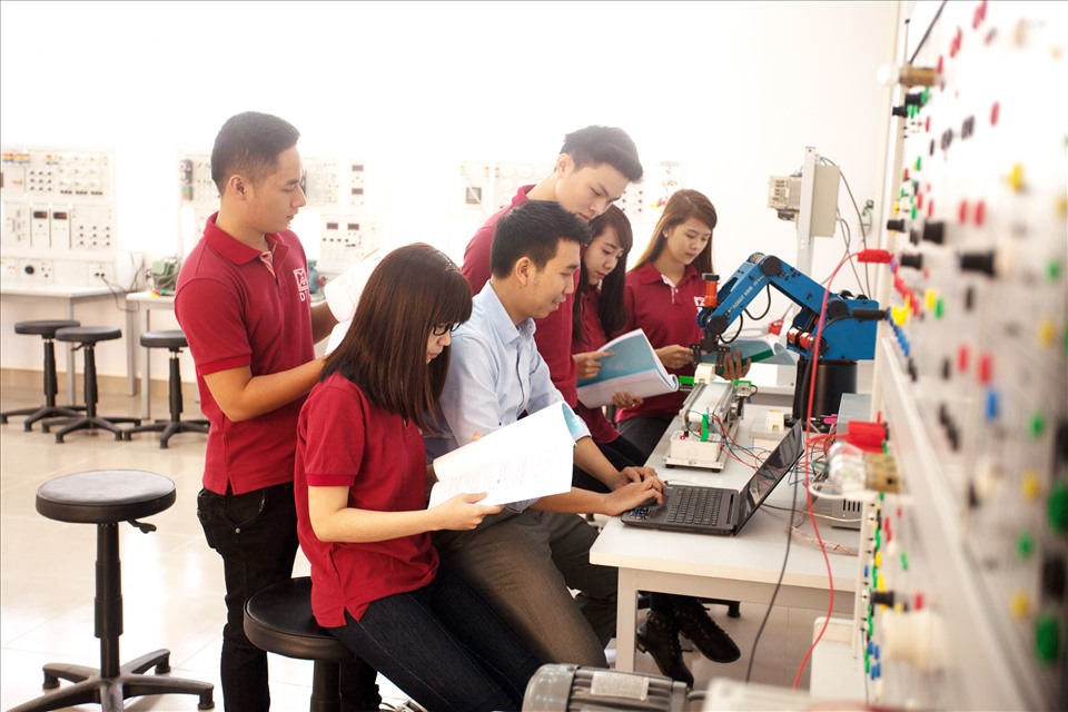 Thầy và trò ngành Điện-Điện tử say mê nghiên cứu và học tập