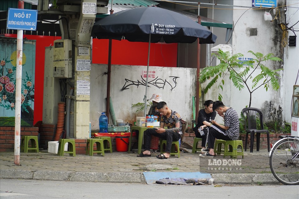 Theo ghi nhận của PV Lao Động, trước thời điểm 17h ngày 3.5, nhiều quán trà đá trên địa bàn thành phố Hà Nội vẫn hoạt động.