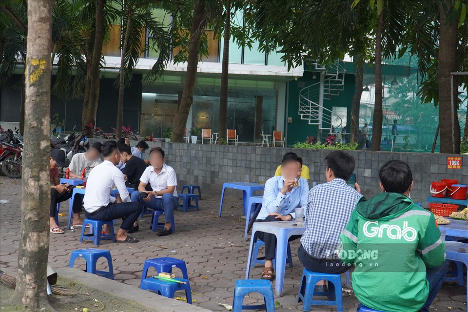 Trước thời điểm phải dừng hoạt động, nhiều vị khách vẫn tìm đến những quán trà đá này. Hình ảnh ghi tại quán trà đá trên đường Dương Đình Nghệ.