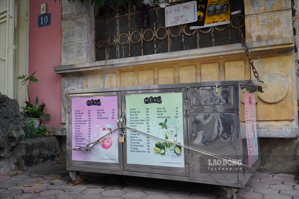 Một số quán trà đá trên đường Nguyễn Phong Sắc đã đóng cửa, thu dọn hàng quán.