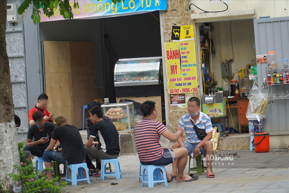 Một quán trà đá trên đường Khúc Thừa Dụ vẫn đang hoạt động tại thời điểm chiều 3.5.