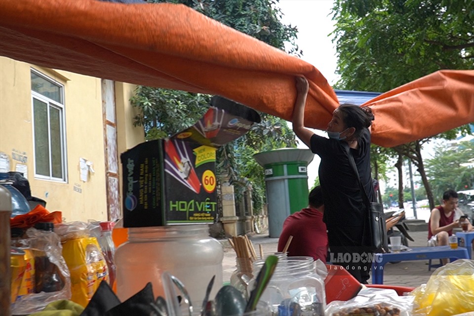 Trước thời điểm ngừng hoạt động, một số quán trà đá đã khẩn trương thu dọn đồ đạc để thực hiện yêu cầu của thành phố Hà Nội.