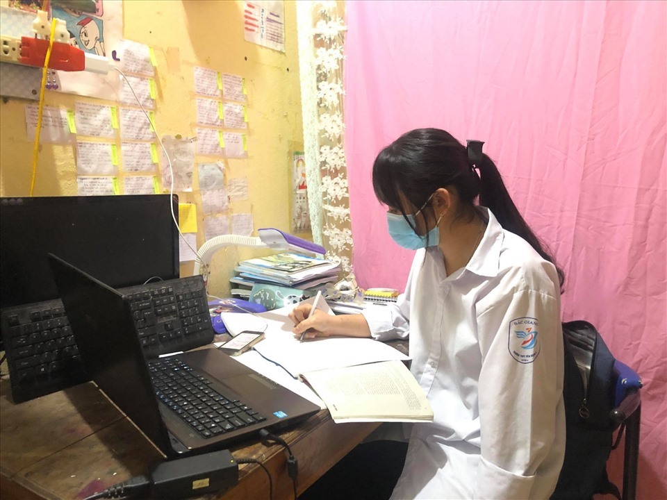 Học sinh học trực tuyến tại nhà trong thời gian phòng chống dịch COVID-19. Ảnh: Thiều Trang