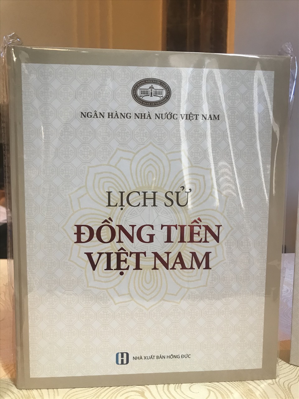 Cuốn sách “Lịch sử đồng tiền Việt Nam”. Ảnh: L.H