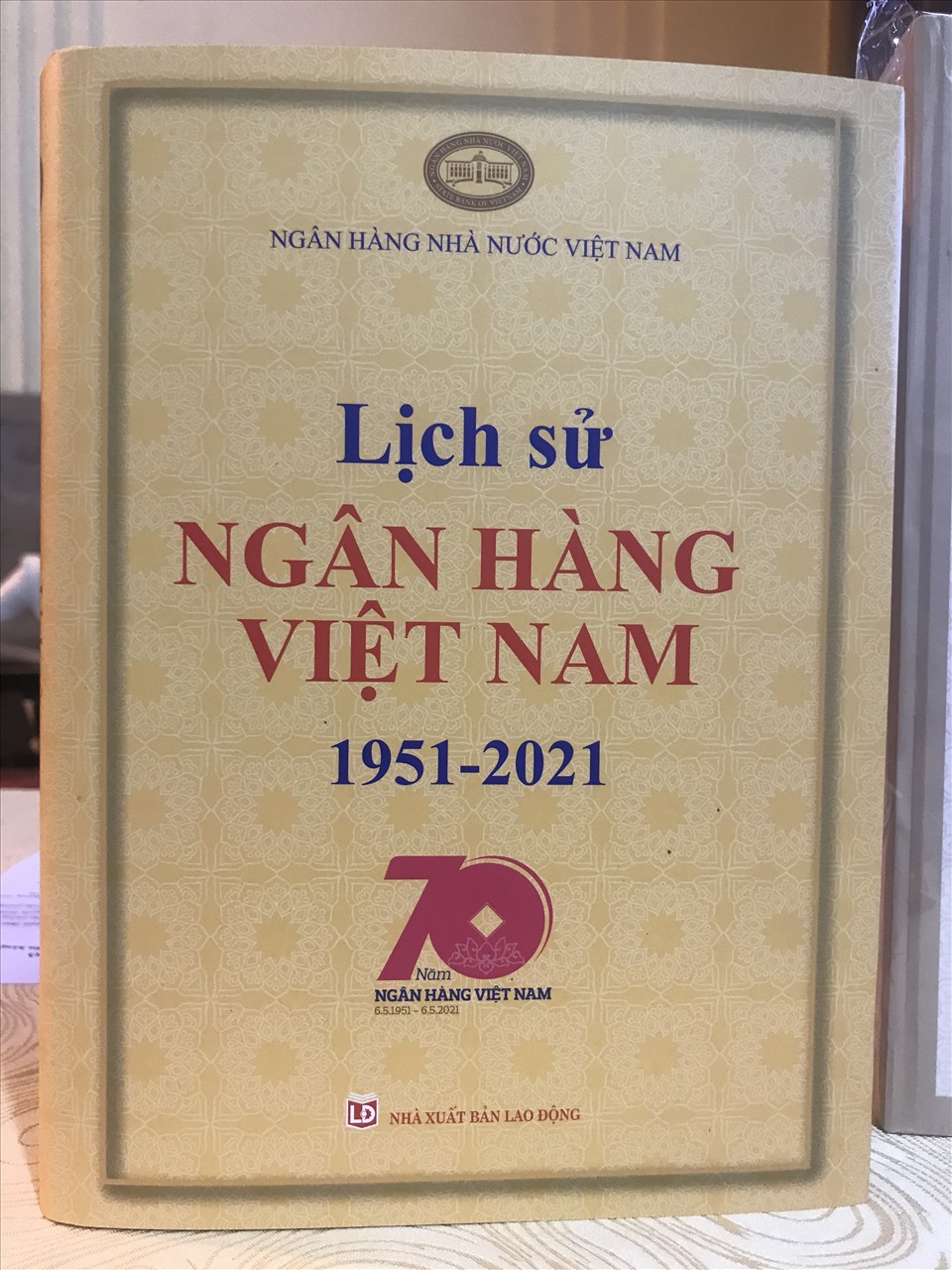 Cuốn sách  “Lịch sử Ngân hàng Việt Nam 1951-2021”. Ảnh: L.H