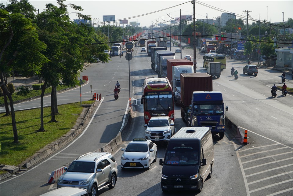Đường Phạm Văn Đồng qua thành phố Thủ Đức các phương tiện thong dong đi lại dù vào giờ cao điểm chiều.