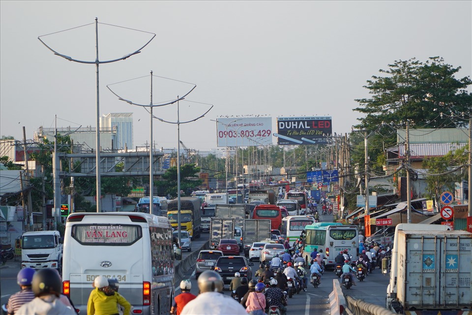Tại cửa ngõ miền Tây, dòng xe trên quốc lộ 1 (huyện Bình Chánh) các phương tiện di chuyển bình thường, không ùn tắc.