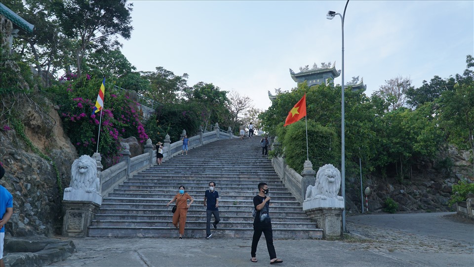Tại khu vực chùa Linh Ứng, du khách tham quan cũng thực hiện khá đầy đủ quy định phòng dịch.