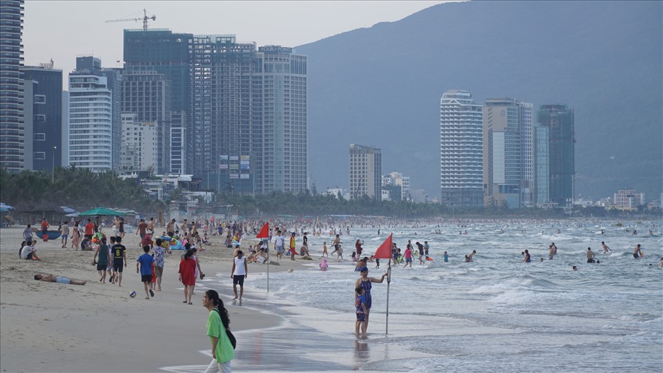 Ghi nhận của phóng viên vào chiều 3.5, các bãi tắm ven biển tại Sơn Trà và Ngũ Hành Sơn (Đà Nẵng) đã giảm hẳn số lượng người tới vui chơi, tắm biển.