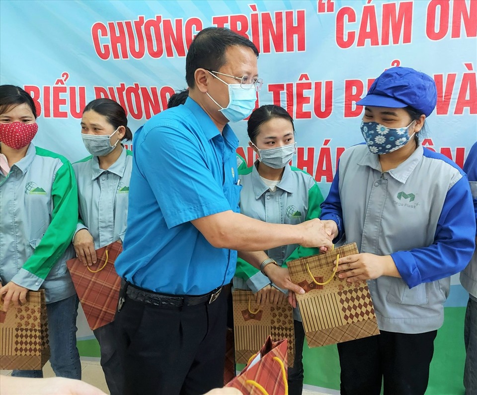 Đại diện LĐLĐ huyện Nghĩa Đàn (Nghệ An) trao tặng phần quà đến các đoàn viên có thành tích xuất sắc trong phong trào thi đua lao động. Ảnh: PV