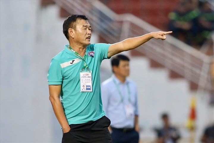 Huấn luyện viên Phan Thanh Hùng xác định việc quan trọng nhất cần làm thời điểm này là vực dậy tinh thần cầu thủ. Ảnh: VPF