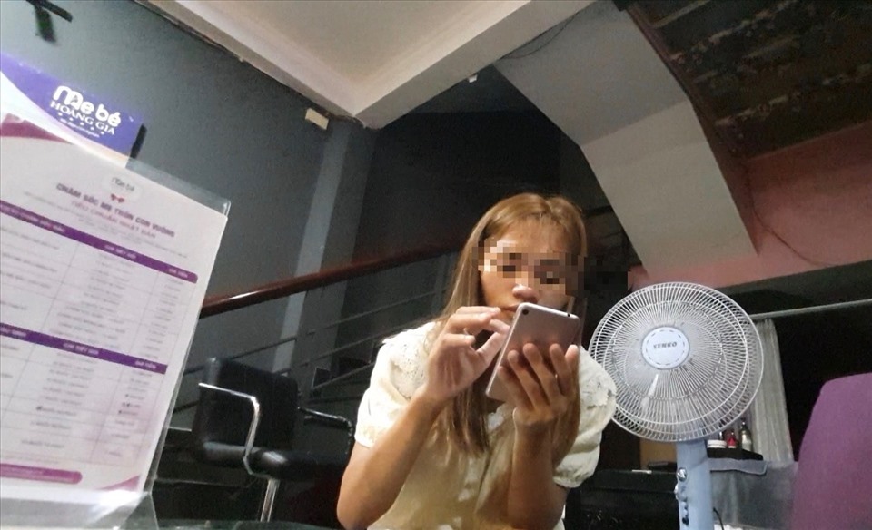 Nhân viên vô tư tư vấn mà không đeo khẩu trang. Ảnh: Huyên Nguyễn